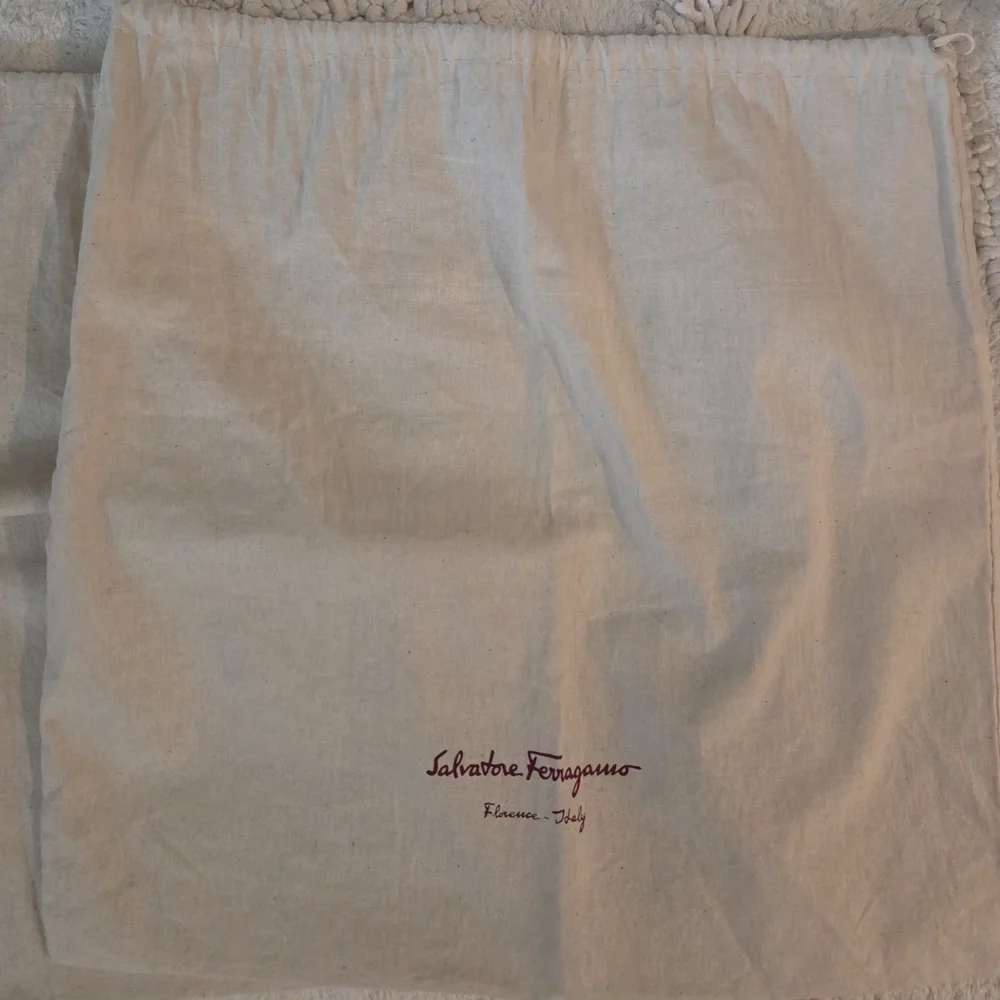 2 Salvatore Ferragamo Beige Bag with Burgundy Logo
